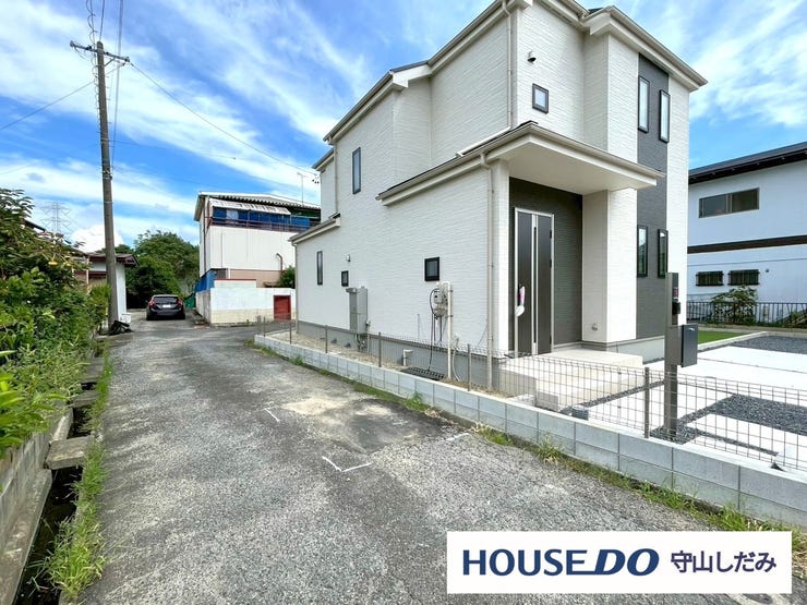 【前面道路】本物件は角地です!角地の大きなメリットとして挙げられるのは、日当たりの良さと開放感 です。 2方向から光や風を取り込めるため、明るく快適な住まいが実現!ご家族皆様のお顔も明るくなりますね♪