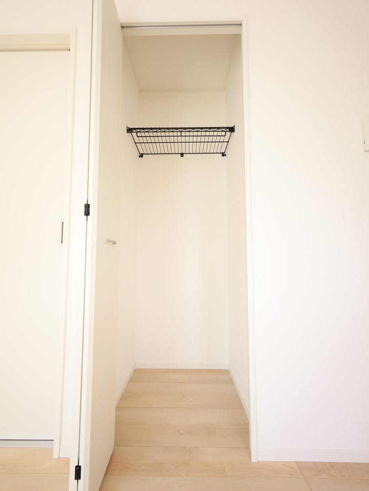 LDKには上部棚付き収納スペースが。スッキリ収納で空間を有効活用!