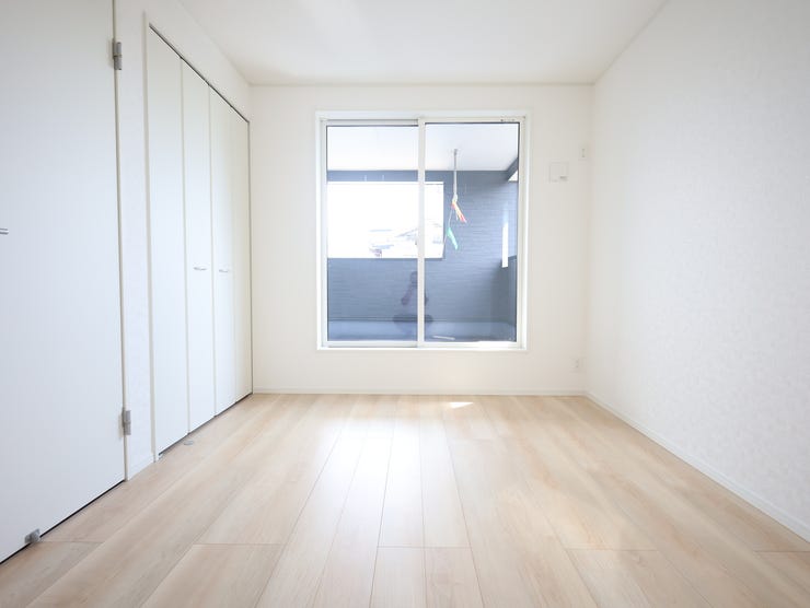 バルコニーに面した洋室です。清潔感のある明るいフローリングがお部屋に馴染み、心地よい空間を演出します。