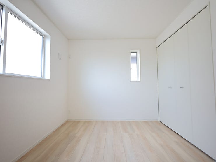 お子様部屋としてお使いいただける洋室です。各洋室に収納スペースがございます。