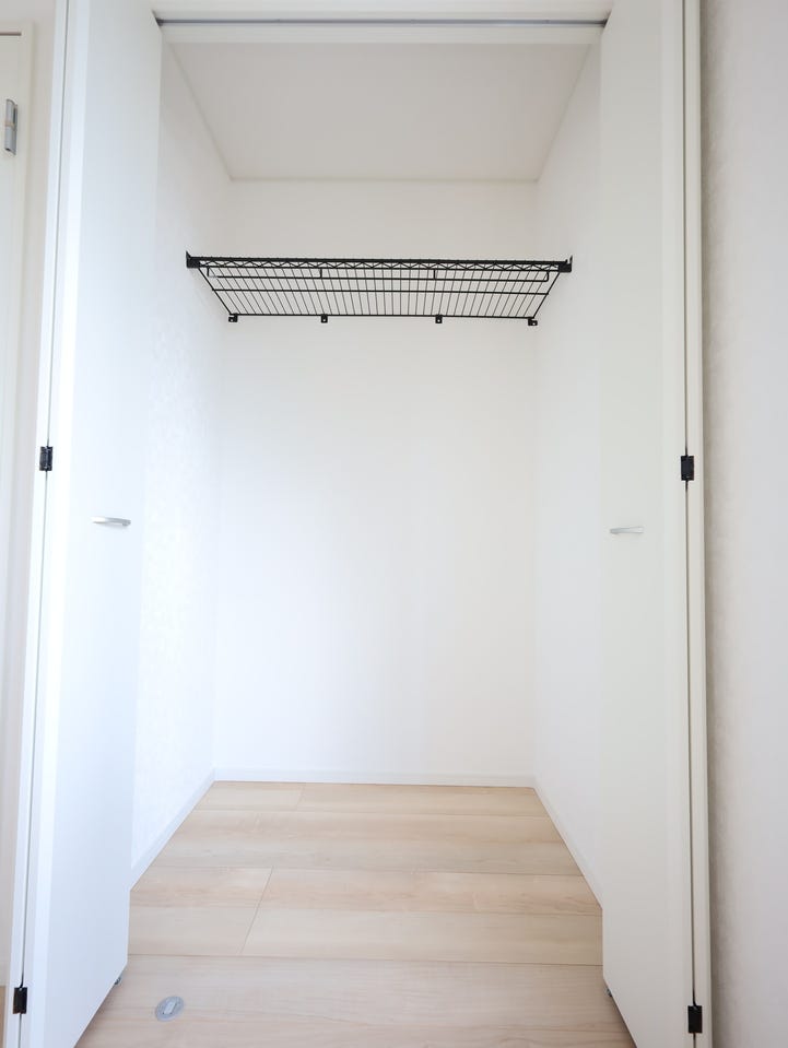 コンパクトでも収納力抜群!高さを活かしてスッキリ整理できるクローゼット。