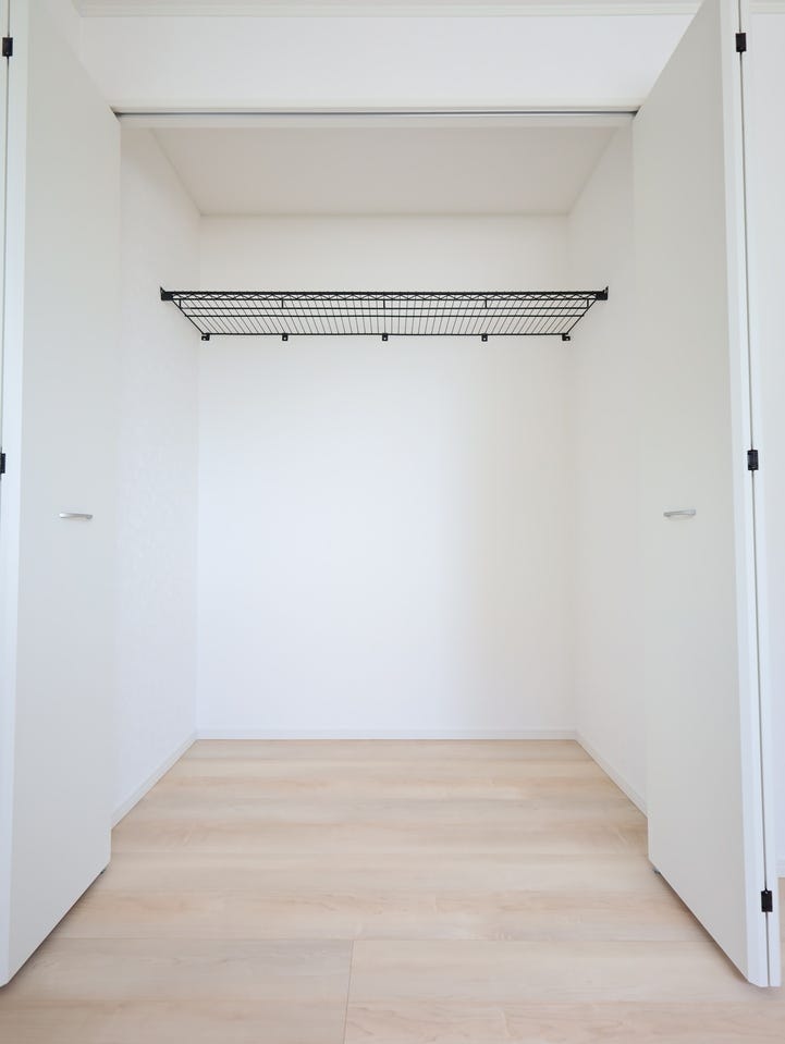 広々としたクローゼットはコートやワンピースはもちろん、ゴルフバッグ等大きめな物も楽々収納できます。