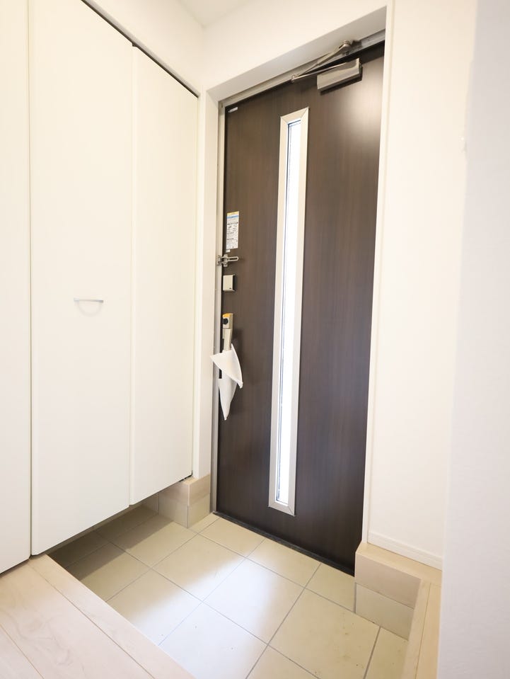 靴箱付きの玄関で、すっきりとした収納と美しい空間を両立。靴や小物を整理でき、いつでも快適な暮らしを実現。