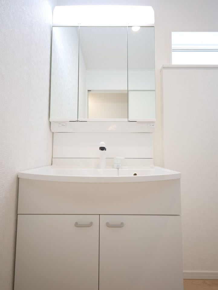 機能性◎なおしゃれなドレッサータイプの洗面台で、朝の準備も捗りますね♪