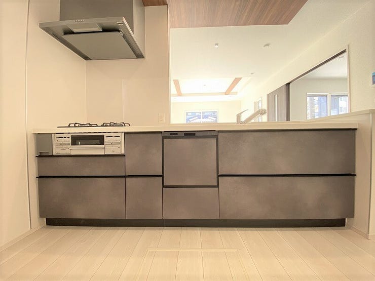 大きなシンクや広いワークトップでゆとりある空間♪高級感あふれるキッチンは見た目だけでなく優れた機能性!