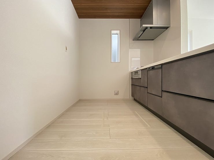 ゆとりのサイズを確保し、ひとりだけでなくお子様や旦那様と一緒にキッチンに立つのに快適なスペース♪