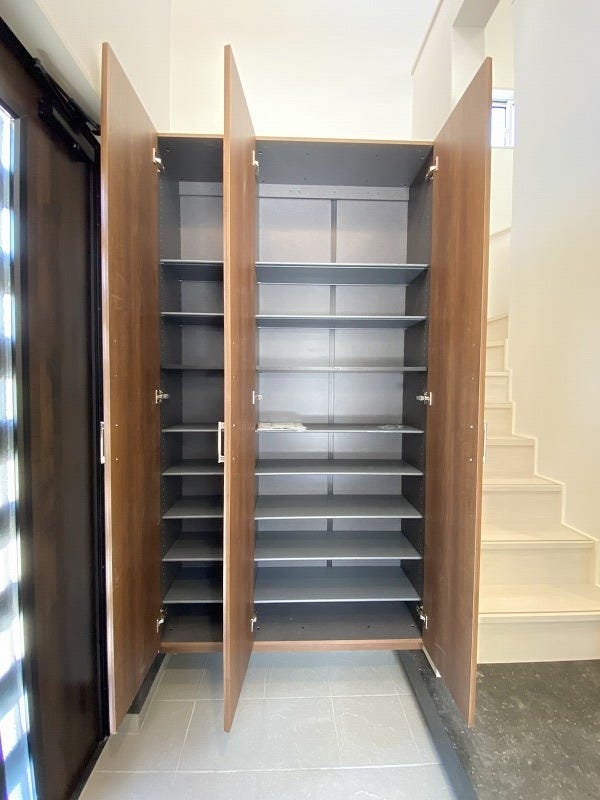 天井まであるシューズボックスは、ご家族全員分の履物を収納できるほどの大容量です。