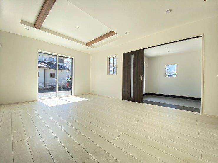 大きな窓から採光もしっかり取り入れられ、ご家族がゆっくりくつろぐ事ができる明るい温かみのあるリビング♪