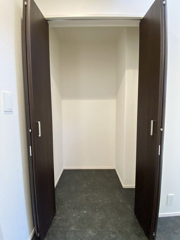 玄関近くの収納は外出時に必要なコートや帽子などを収納できて便利♪