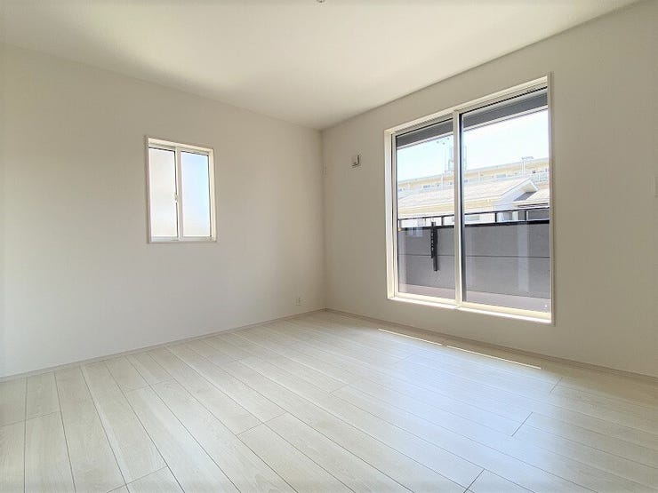 明るい洋室はお子様のお部屋としても良いですね!