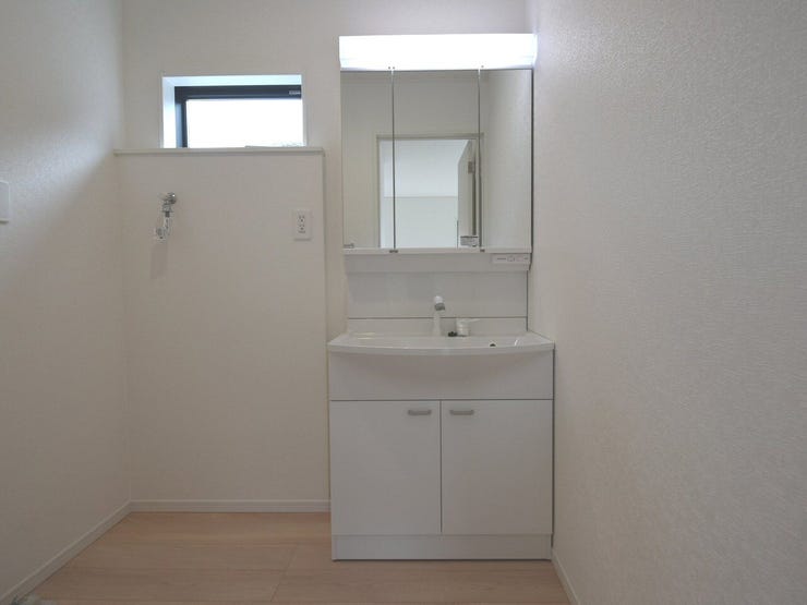 鏡の裏に収納がある為生活感が出にくくスタイリッシュに♪