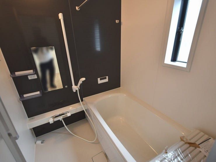 ゆったり浴槽♪足がしっかりと伸ばせる快適な空間で1日の疲れをリフレッシュ♪