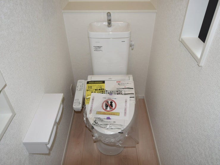 1F トイレ
清潔感あるホワイト調のクロスで毎日の生活を少しでも快適に過ごしていただけるように。