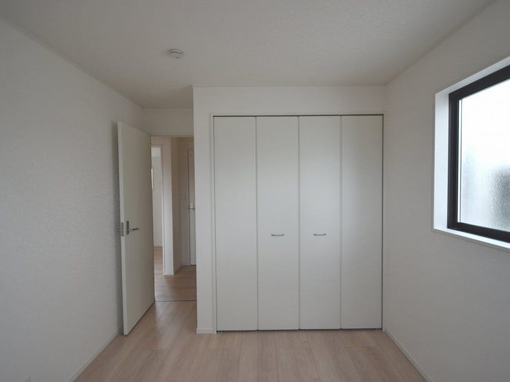 2F 洋室5.2帖
洋室にはクローゼットを完備し、自由度の高い家具の配置が叶うシンプルな空間です。お子様の成長と共に必要になる子供部屋にぴったりの間取りですね。