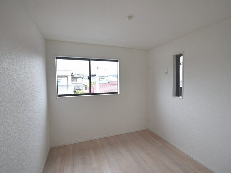 2F 洋室5.2帖
南向きで明るいお部屋に♪実際に家具を置くイメージをしてみるとワクワクしますね。