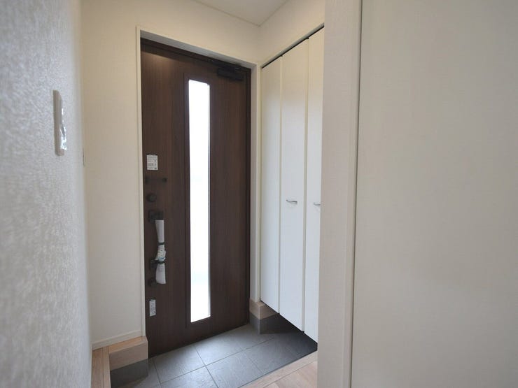 光差し込む明るい玄関♪大きなシューズボックスもありスッキリとした玄関に♪