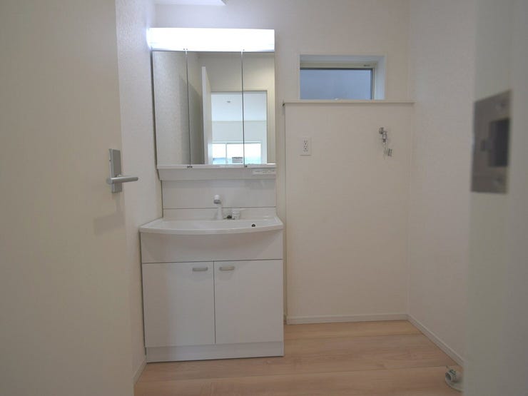 三面鏡の裏には十分な収納。LEDライトに照らされながら毎日のメイク・セット・スキンケア、使う度にモチベーションを上げてくれる素敵な空間です。