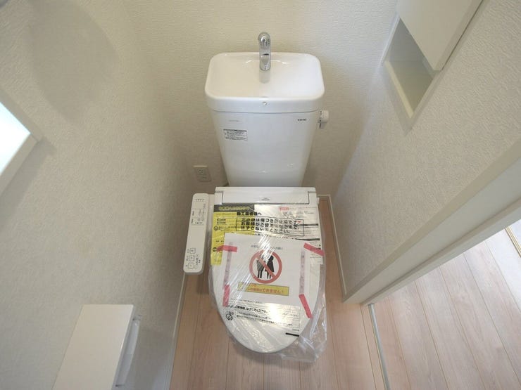 1F トイレ
清潔感あるホワイト調のクロスで毎日の生活を少しでも快適に過ごしていただけるように。