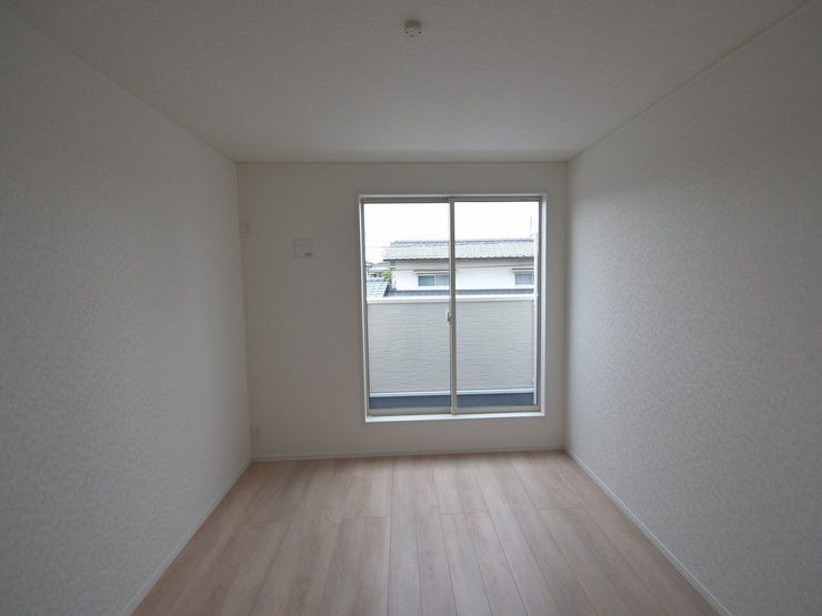 2F 洋室6帖
バルコニーに続く大きな窓から陽が差し込み明るいお部屋に