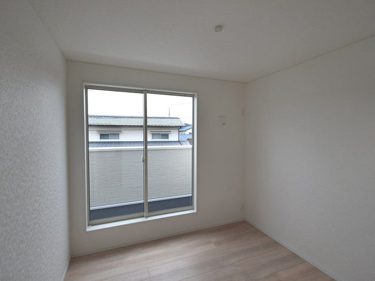 2F 洋室4.5帖
明るい洋室。実際に家具を置くイメージをしてみるとワクワクしますね。