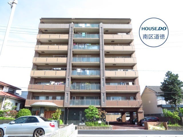 【外観】
8階建て3階角部屋にあたります。
名鉄常滑線「豊田本町」駅まで徒歩約6分、名古屋市名城線 伝馬町駅まで徒歩約8分と、2沿線利用可能です。通勤通学に便利な立地です。
