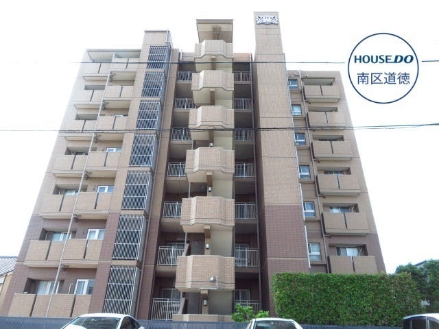 マンション北側からの写真です。新堀川沿いに立地です。