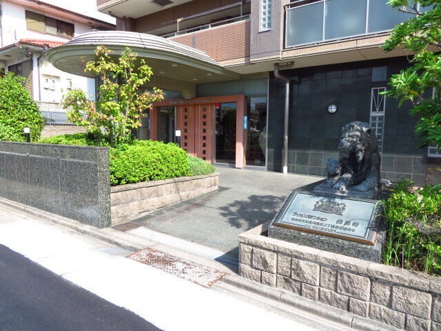 マンション南側エントランスです。設置されているライオン像は、「家族を愛し、守るライオンのように、大切な人との住まいを守り続ける」という想いが込められているそうです。