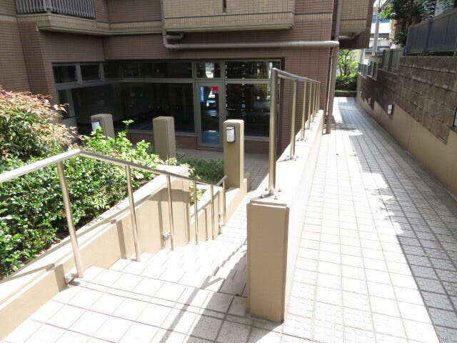 マンション西側の通路です。階段を下ると、中庭にも繋がります。