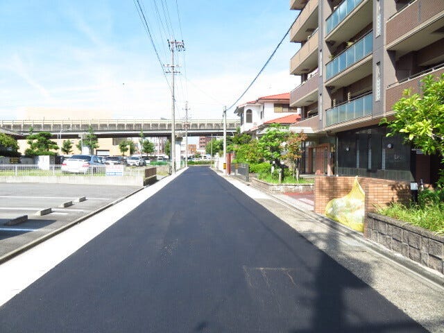 マンション南側前面道路です。マンション南側は、駐車場になっています。下の階でも日当たり良好です◎