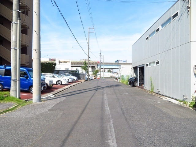 マンション北側前面道路です。新堀川沿いの道路になります。交通量が少ないので静かな環境です。