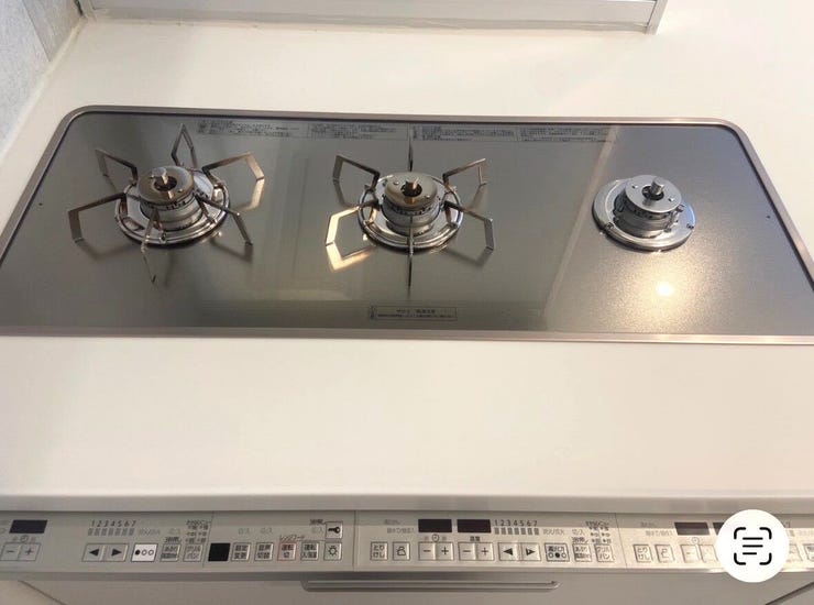 ◇三口コンロ◇
ワイドな3口コンロで使いやすくお料理がはかどります。煮込み料理をしながら、焼き物や汁物などをパパパッとお料理可能です。コンロの数が多いことで時短料理も可能になるのが嬉しいですね。