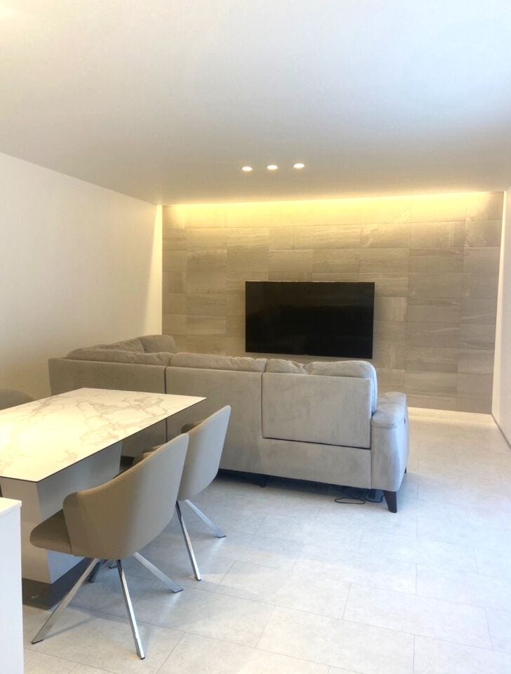 ◇リビング◇
テレビは壁掛けにし、ソファ・ダイニングテーブルを置いてもゆとりある空間がうまれます。間接照明が室内のインテリアも際立たせ、おしゃれなリビングダイニングとなりますね♪