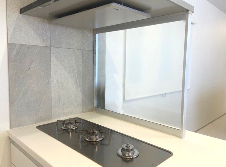 ◇キッチン設備◇
コンロの前には油跳ねガードが設置されています。あると無いのとでは気分的にも気兼ねなくお料理ができますね。シルバーの枠でお部屋ともマッチしますね。