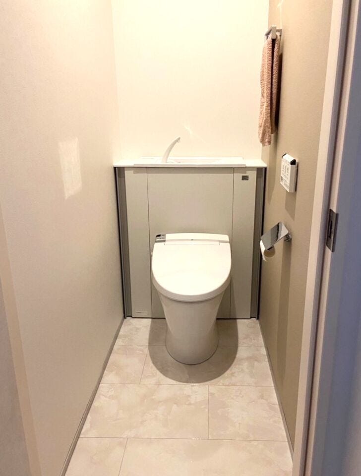 ◇トイレ◇
こちらのトイレも背面のタンクレスのためお掃除がしやすく、清潔な状態が保てますね。清潔感が溢れる空間で、お掃除もストレスフリーですね。