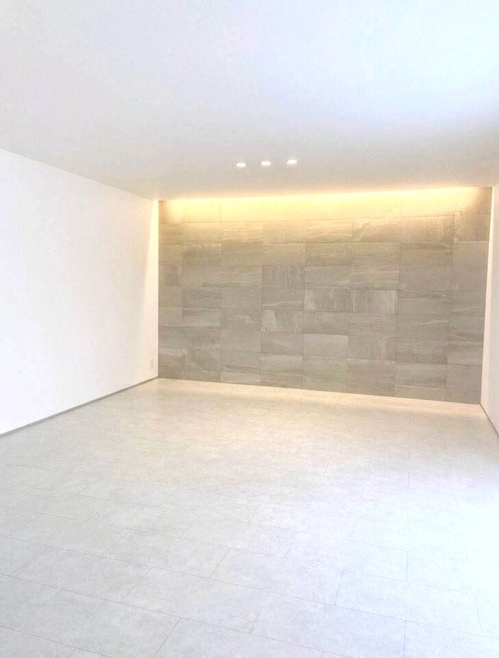 ◇リビング◇
シックで落ち着いた22帖超の広々としたLDKとなっています。家族が集まって食事をしたり、くつろいだりはもちろんのこと、お友達を誘ってホームパーティーも楽しむことができる広さですね♪