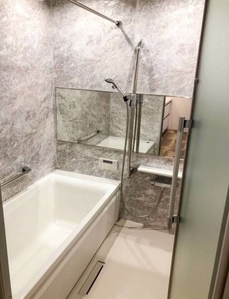 ◇浴室◇
毎日の疲れを癒す場所だからこその、シンプルで落ち着いた空間となっています。浴槽にゆっくりと身を沈め深く瞑想をすれば、また新たな活力が湧いてきます。浴室換気乾燥機付きです。