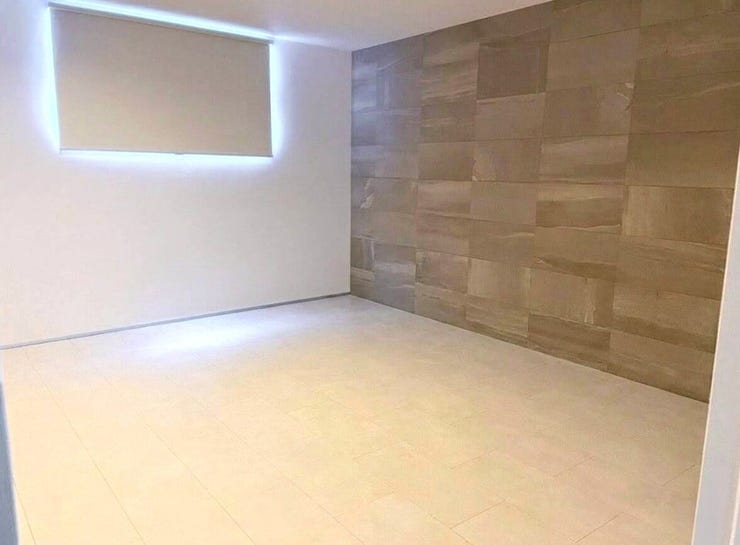 ◇10帖洋室◇
ご夫婦の主寝室に最適なお部屋。十分な広さがあるので、大切なプライベート空間を素敵に演出できます。ベッドだけでなく、テレビやサイドテーブルなども置いていただけそうです。