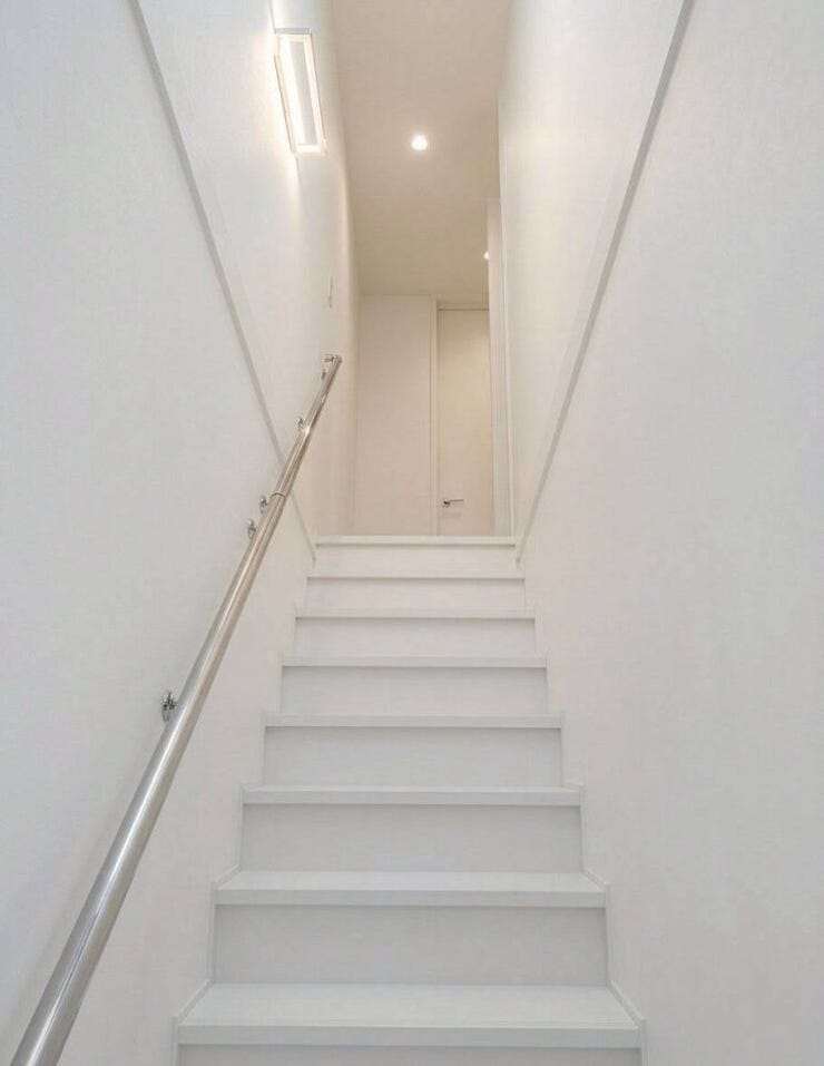 ◇階段◇
すっきりとした清潔感あふれる階段。スタイリッシュな照明で、暗くなりがちな階段をいつでも明るく照らします。