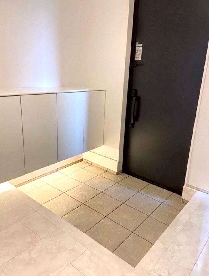 ◇玄関◇
明るくスタイリッシュな玄関。家族の帰りや来訪者を出迎えてくれます。玄関周りはその家や家族を映し出す、家の顔。どこまでも明るく快適でありたいですね。