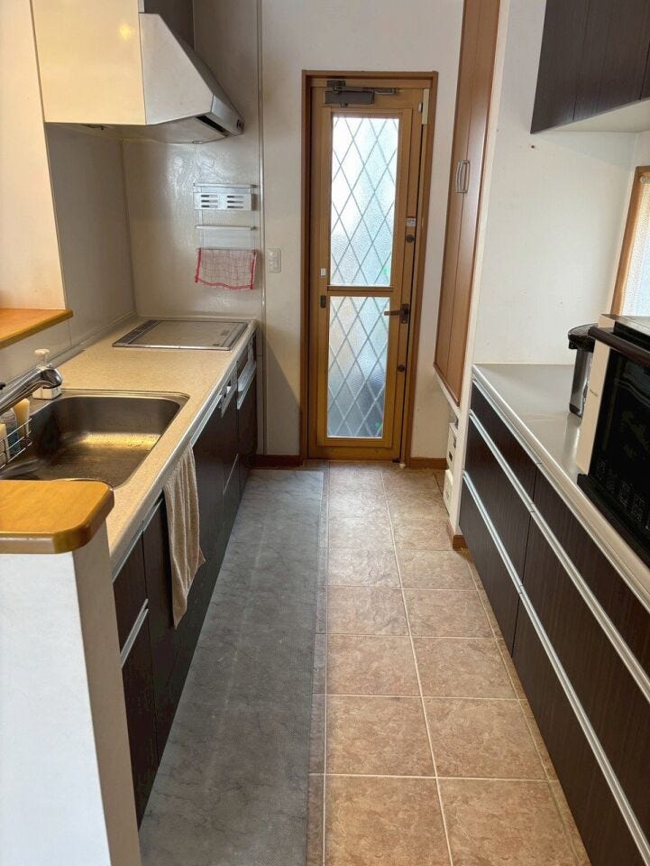 お掃除らくらくIHクッキングヒーター♪安心してお料理ができます。
食洗機付きで家事の時短に◎
カップボード+収納スペースでスッキリとしたキッチンに♪