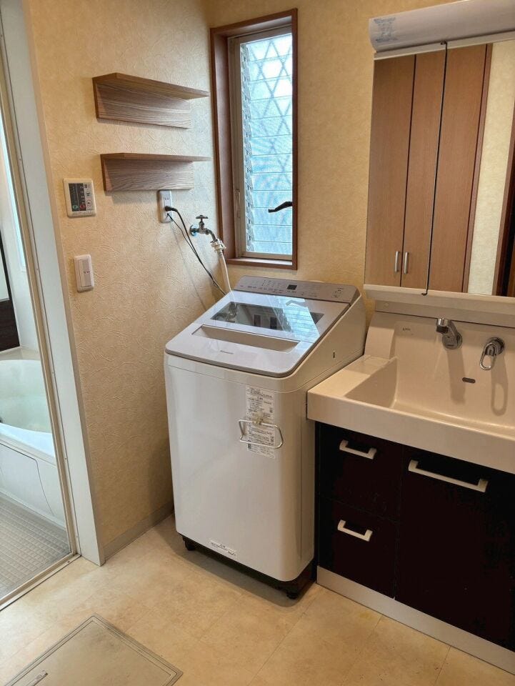 三面鏡付きの洗面台は、毎日の支度がスムーズにできてとても便利。収納力もあるので、すっきりとした空間を保てます。