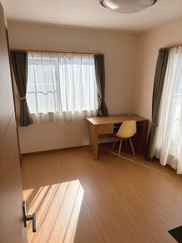 2階洋室 6帖
2つの窓からの自然光が入り明るいお部屋です。クローゼットを完備し、自由度の高い家具の配置が叶うシンプルな空間です。