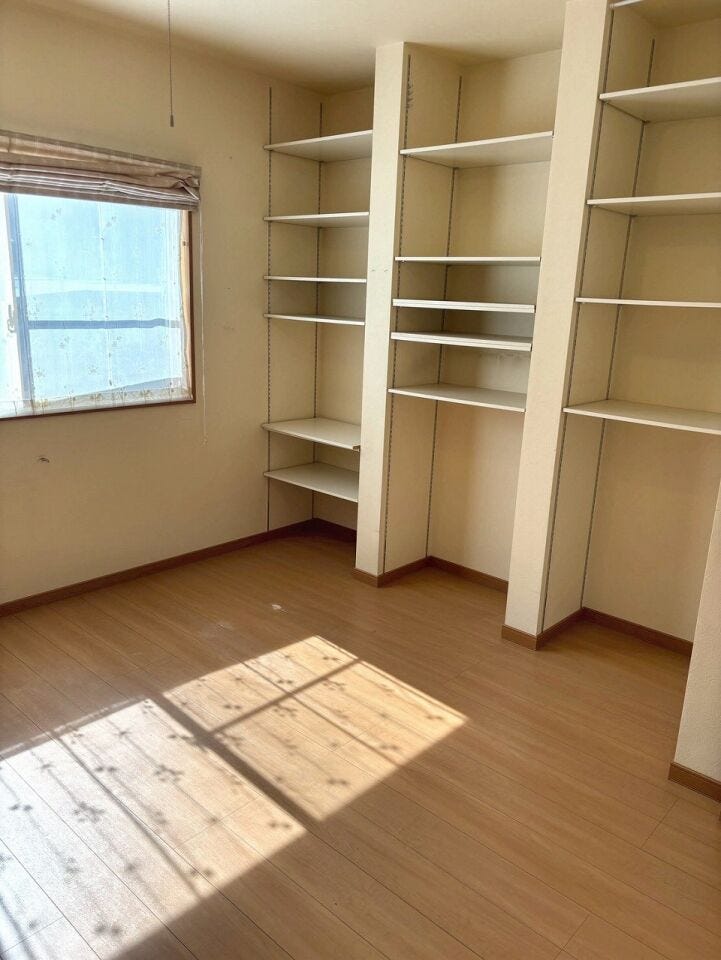 1階洋室
3つの収納棚♪可動棚となっております、生活スタイルに合わせて高さや枚数が自由自在♪