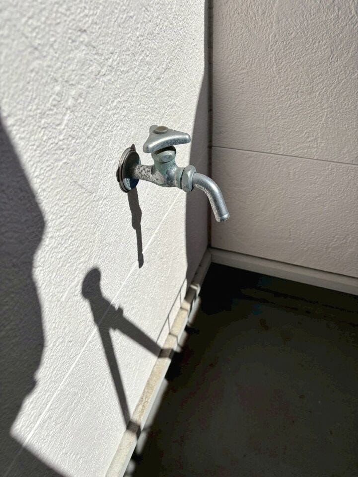 バルコニーの水栓
バルコニーのお掃除や植木鉢への水やりなど室内から水を運ぶ手間なく行えます。