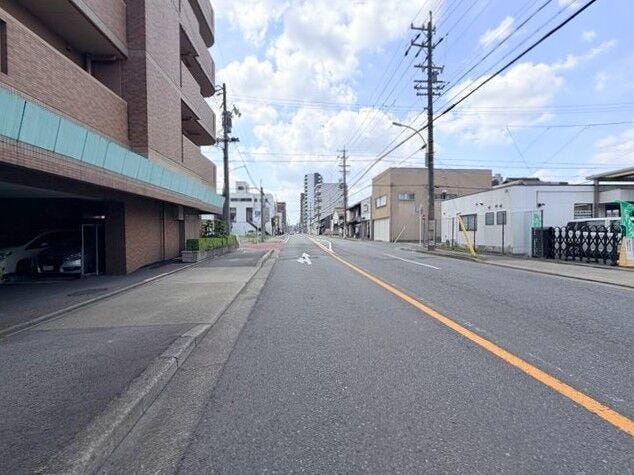 【西側前面道路】
道路幅にゆとりがあるので、車種を選びません。大きめの車を乗りたい方にもオススメです。