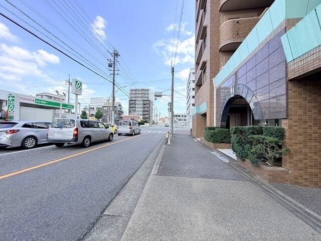 【西側前面道路】
整備された歩道のある前面道路です。歩行者の方も安全に通行できる道路になっています。