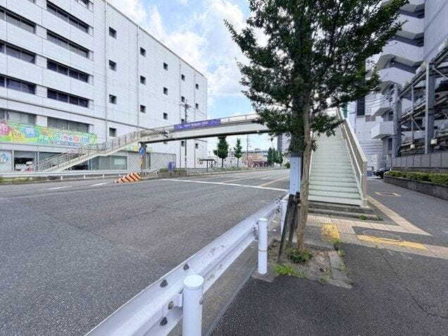 【北側前面道路】
引っ越しトラックなど大きな車も余裕をもって通行することができます。