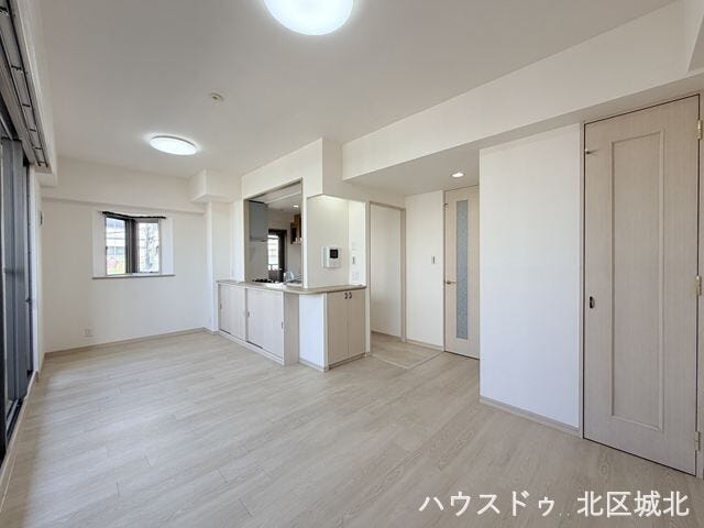 リビングとダイニングキッチンがワンフロアに集まった開放的な空間。できた料理をすぐに食卓へ運べるのも嬉しいところです。