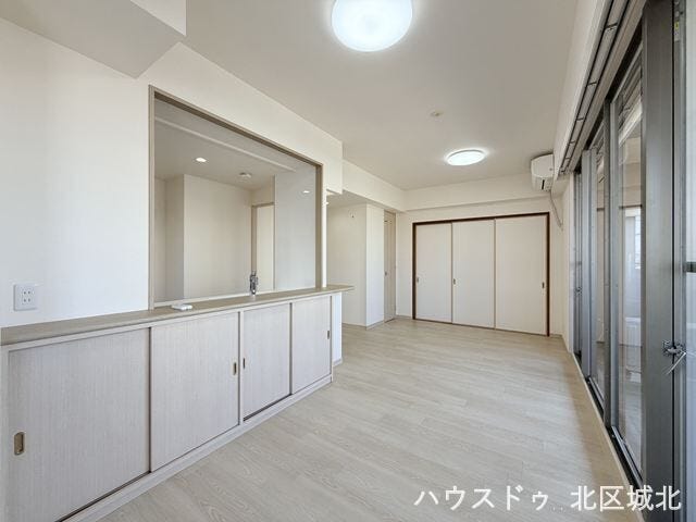 絨毯ラグをひけば思わず寝転がりたくなってしまうような広々空間です。子供が走り回っても気兼ねないリビングダイニングです。