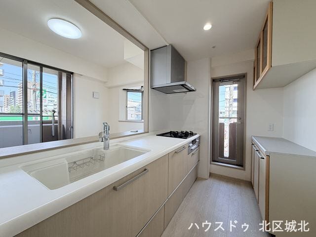 スタイリッシュなキッチン。明るさと使いやすさを兼ね備えた魅力のLDKです。